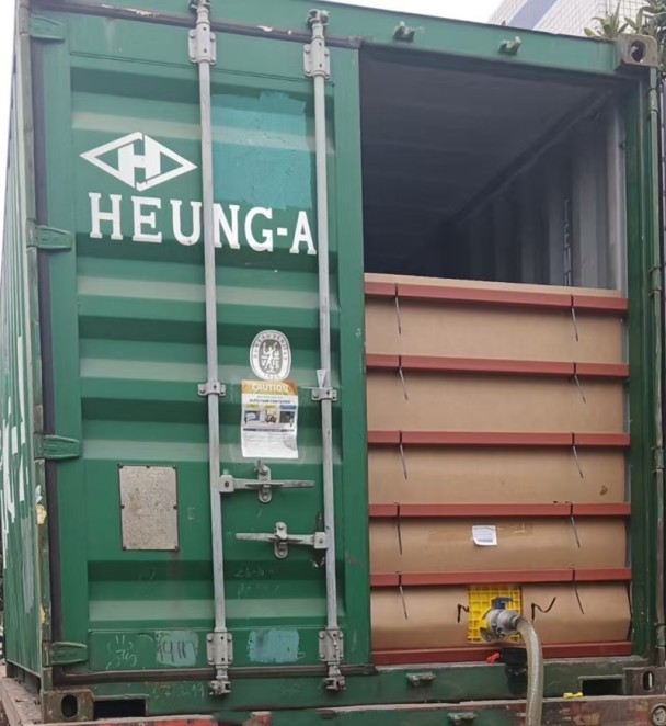 進(jìn)口動(dòng)物疫苗白油卸貨現(xiàn)場(chǎng).jpg 進(jìn)口動(dòng)物疫苗白油卸貨現(xiàn)場(chǎng).jpg